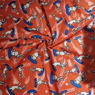 la prenda impermeable del tafetán del poliéster de 300t 70gsm imprimió la tela 50dx50d